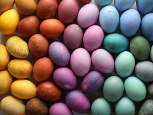 رنگ آمیزی تخم مرغ عید نوروز با مواد طبیعی
